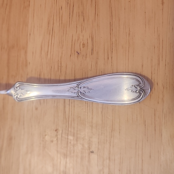Vintage WM Rogers butter knife with twisted handle. - Picture 4 of 8